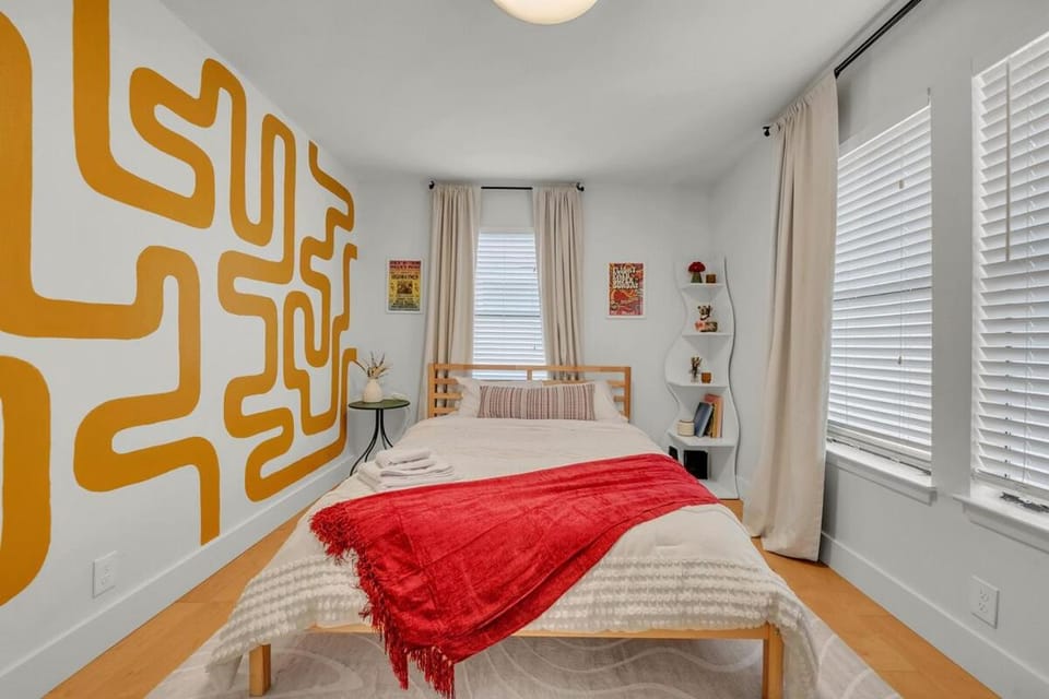 Colorful Home with Private Yard - Walk to East 6th House in Austin