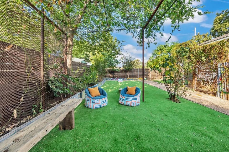 Colorful Home with Private Yard - Walk to East 6th House in Austin