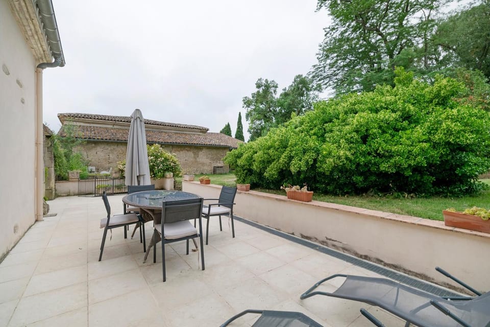 Property building, Balcony/Terrace, Living room