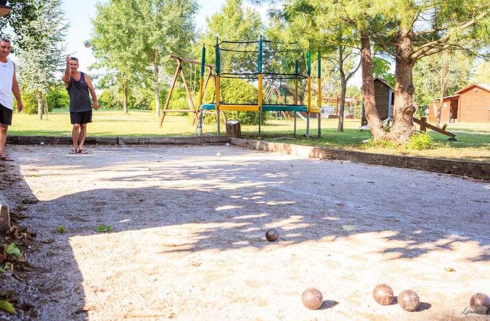 Les chalets de fiolles Campground/ 
RV Resort in Gaillac