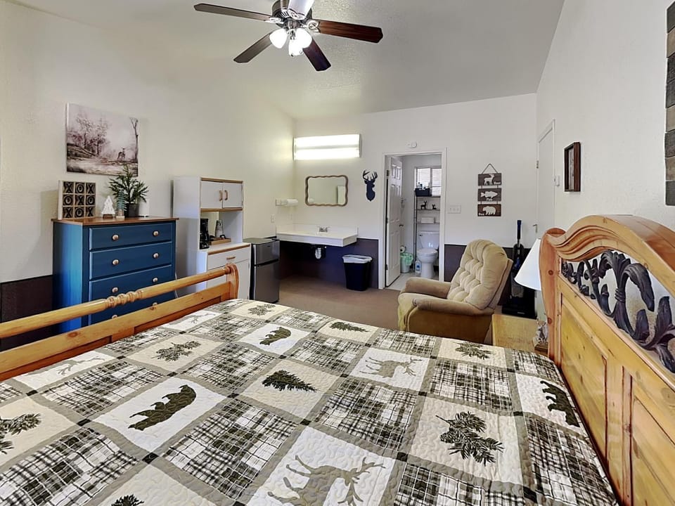 Bed, Seating area, Bedroom, furniture