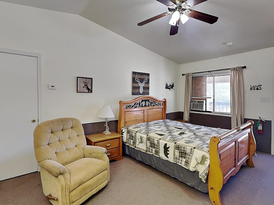 Bed, Seating area, Bedroom, furniture