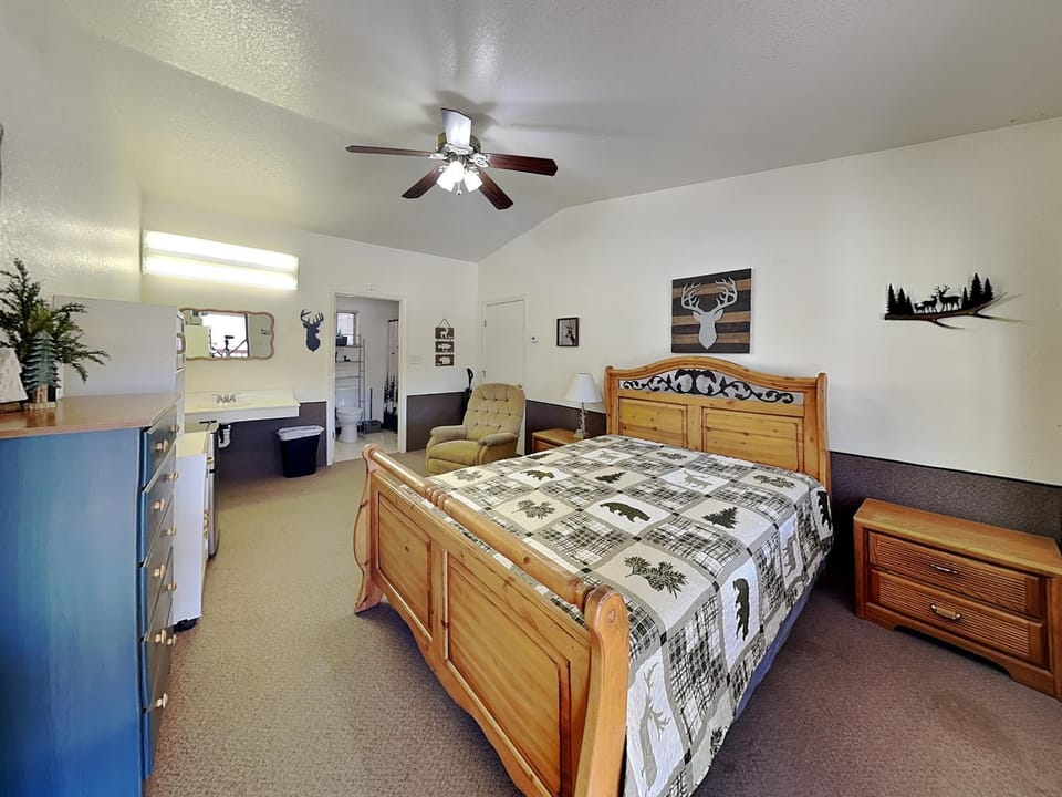 Bed, Seating area, Bedroom, furniture