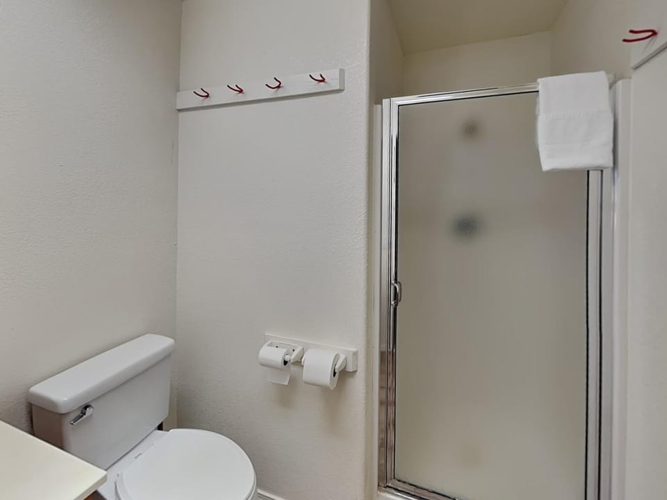 Shower, Toilet, Bathroom, towels