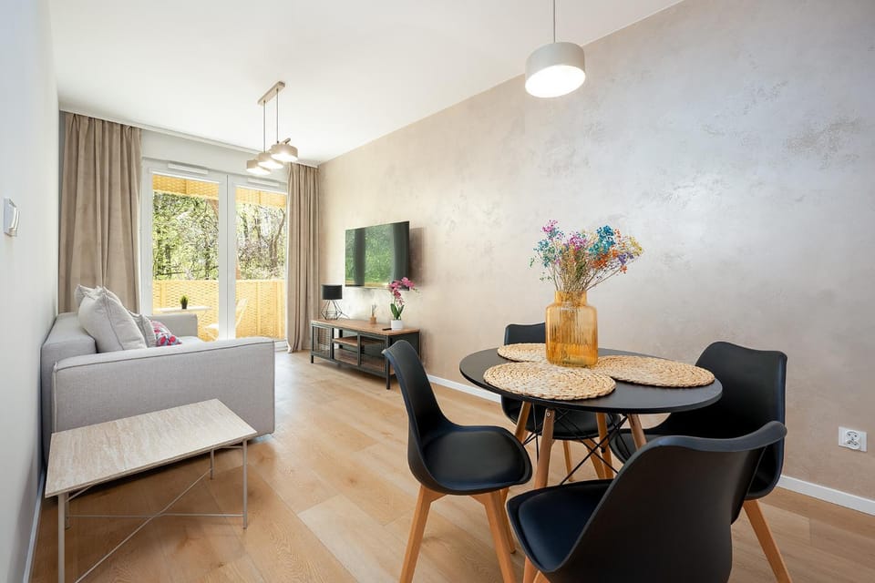 TV and multimedia, Living room, Seating area, Dining area