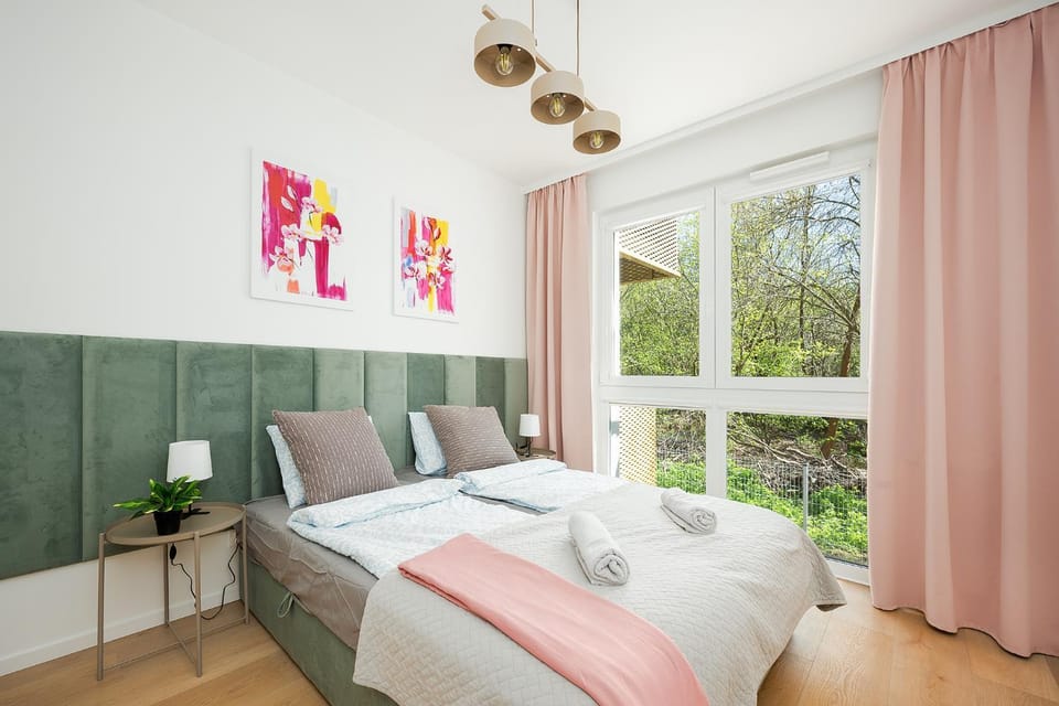 Bed, Photo of the whole room, towels