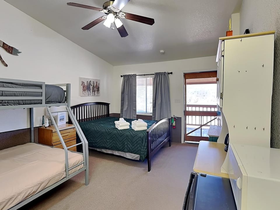 Bed, Bedroom, Mountain view, bunk bed, towels