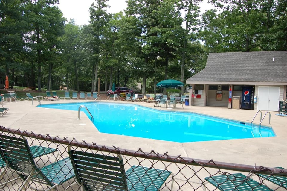 Swimming pool, sunbed