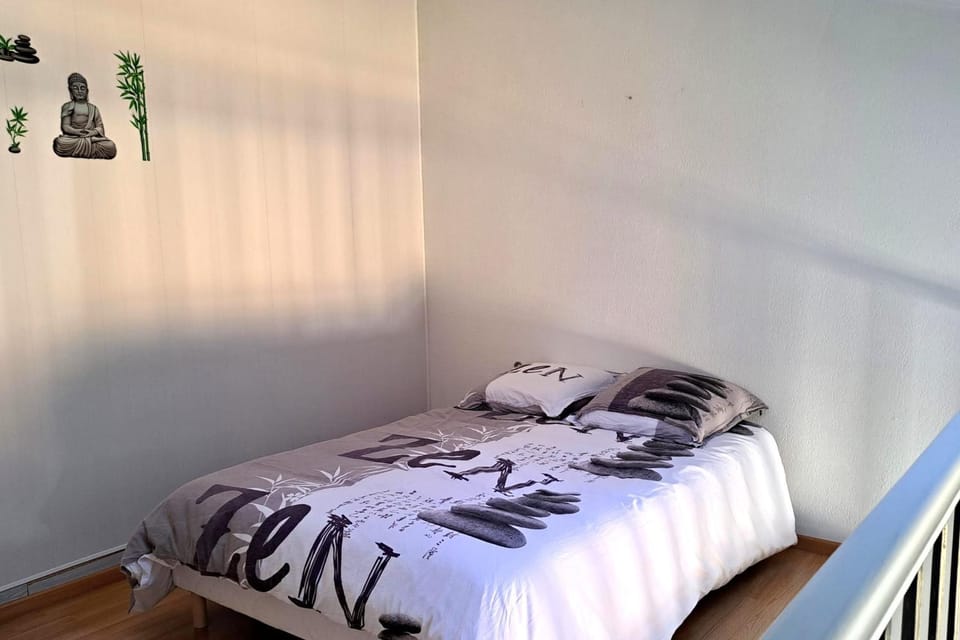 40m AC Studio with Balcony & Parking Apartment in Sanary-sur-Mer