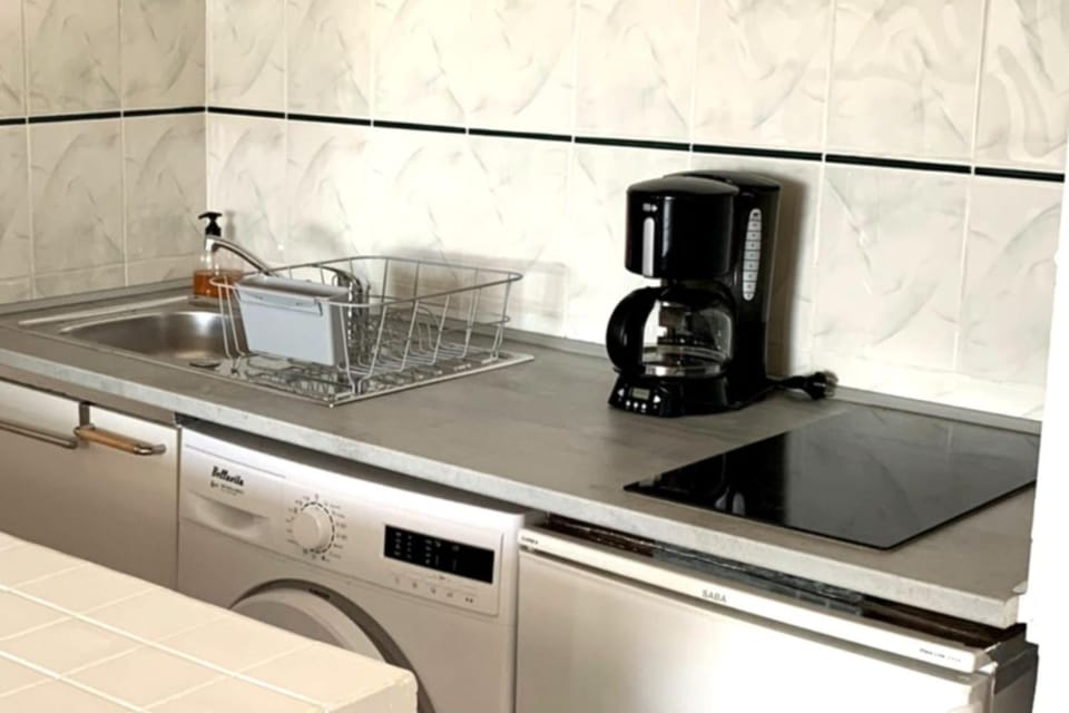40m AC Studio with Balcony & Parking Apartment in Sanary-sur-Mer