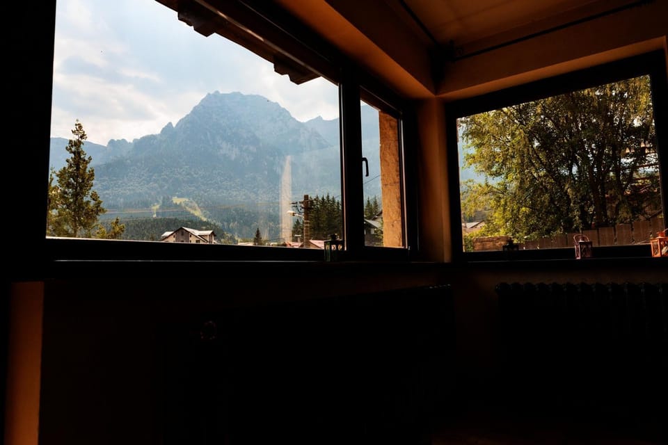 Living room, Mountain view