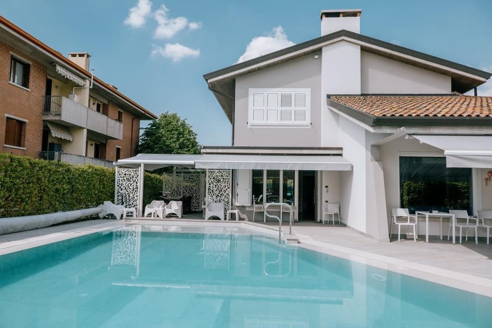 Property building, Patio, Day, Pool view, Swimming pool, sunbed