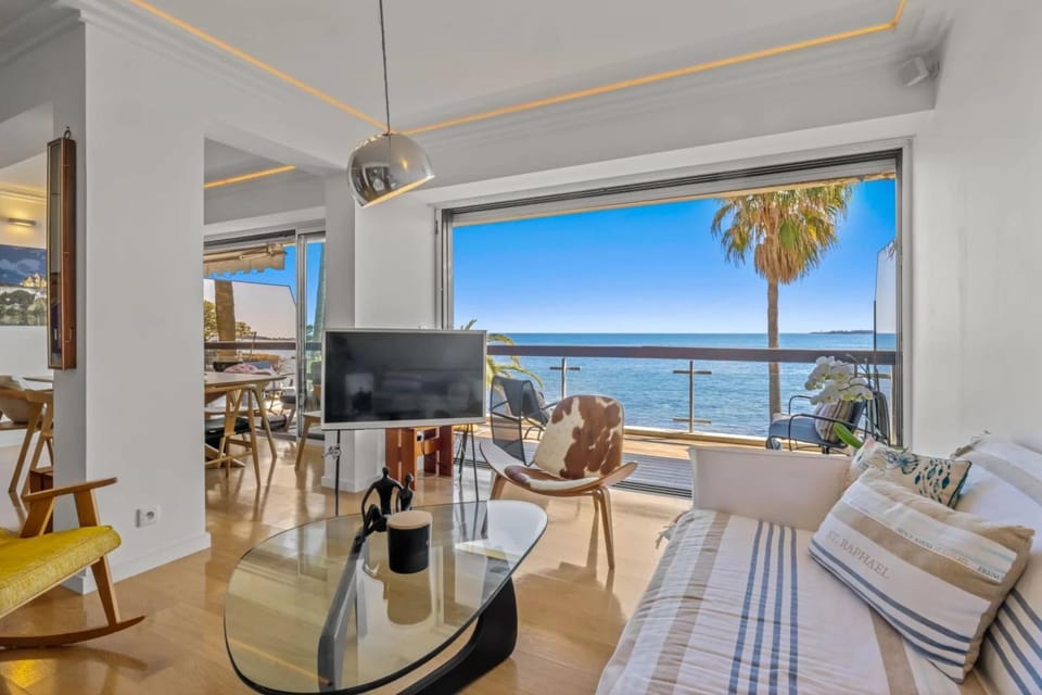 Ref 2060 Cannes beachfront apartment with sea view Apartment in Cannes