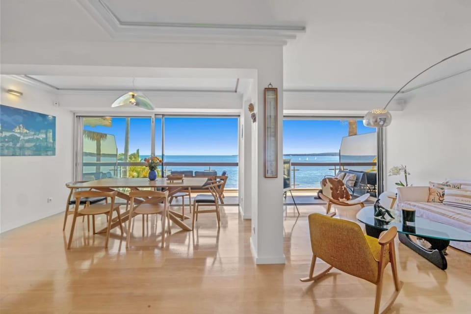 Ref 2060 Cannes beachfront apartment with sea view Apartment in Cannes