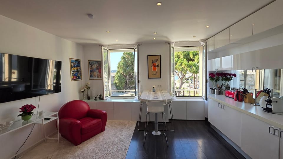 View (from property/room), Kitchen or kitchenette, Living room, Dining area, Landmark view, kitchen