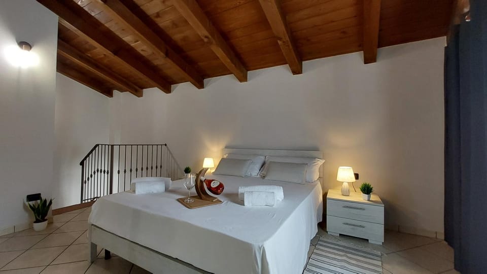 Bed, Decorative detail, locker