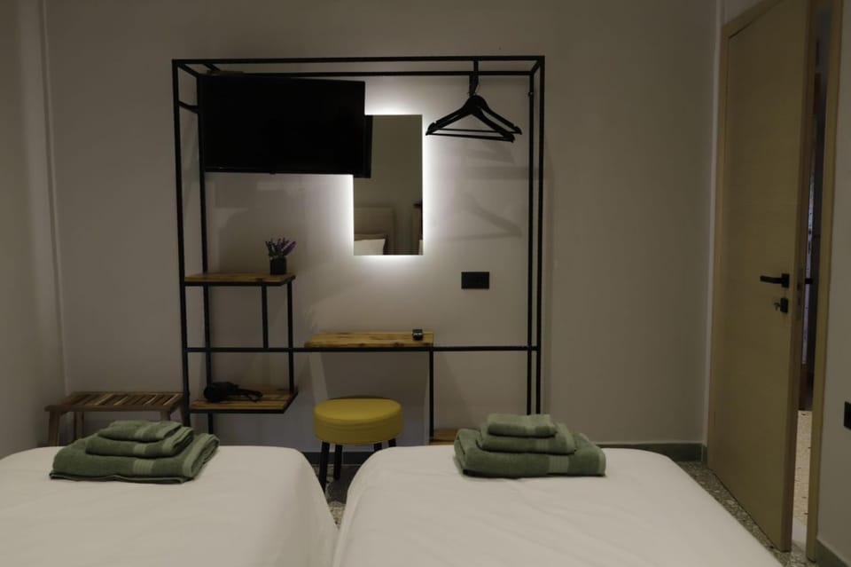 Bed, TV and multimedia, Bedroom