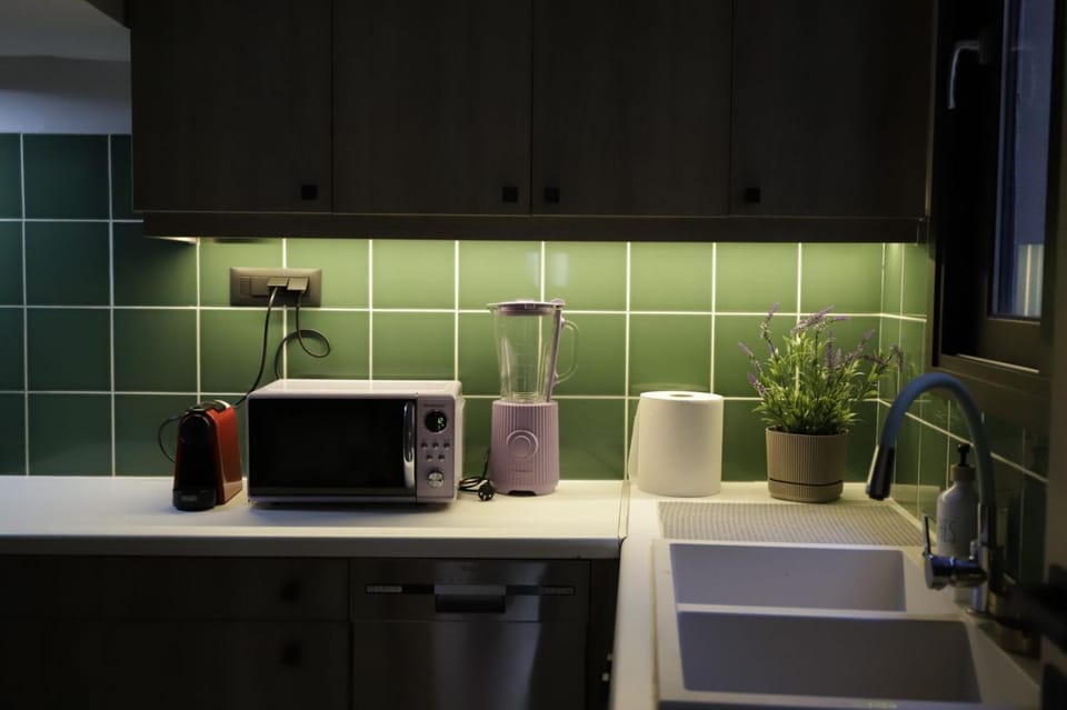 Coffee/tea facilities, oven, stove, kitchen