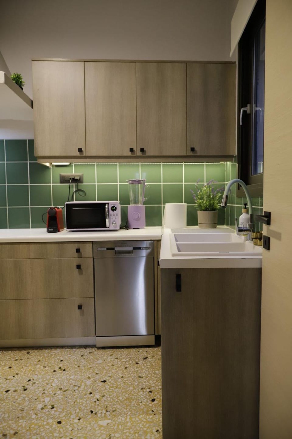 Coffee/tea facilities, dishwasher, microwave, oven, stove, kitchen