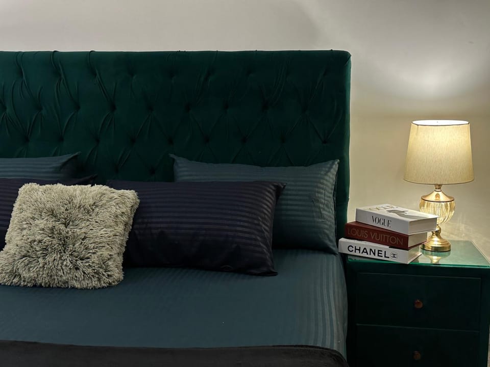 Bed, Living room, Photo of the whole room, Seating area, Bedroom