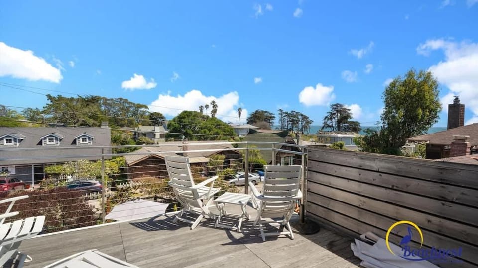 Beachcrest Cottage in Twin Lakes House in Santa Cruz