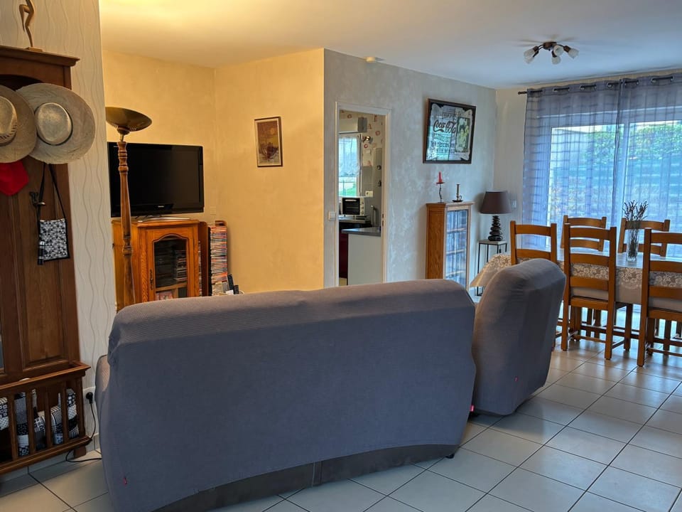 Communal lounge/ TV room, TV and multimedia, Seating area, Dining area