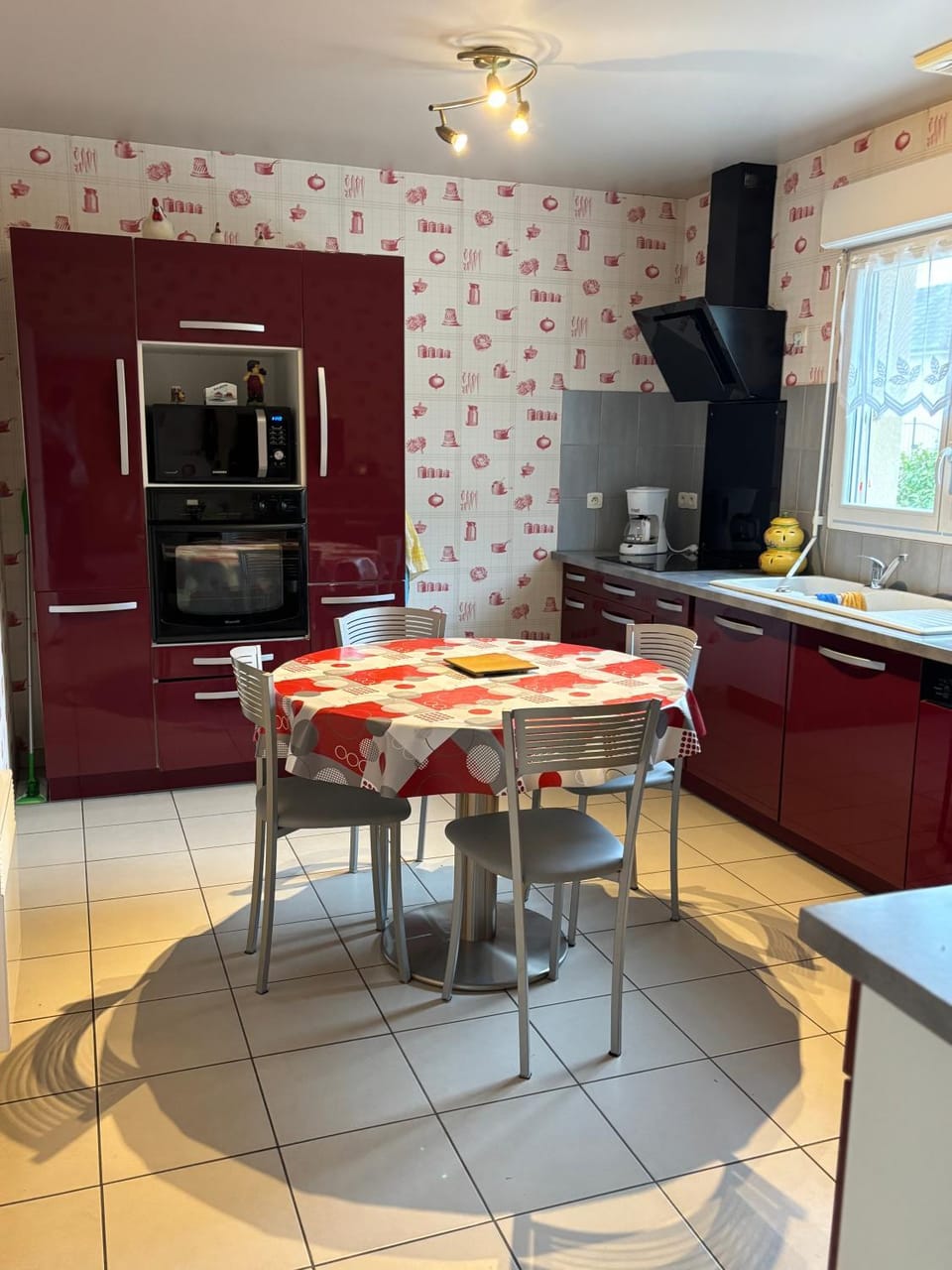 Kitchen or kitchenette, Dining area, dishwasher, oven, toaster