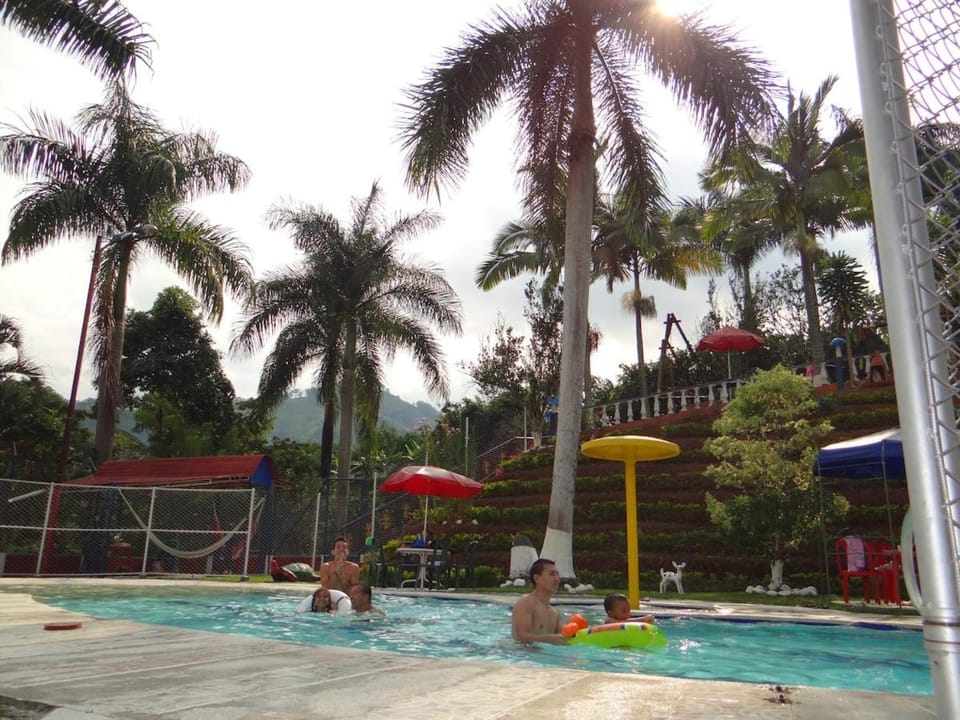 Finca familiar con piscina y naturaleza en Viterbo House in Risaralda