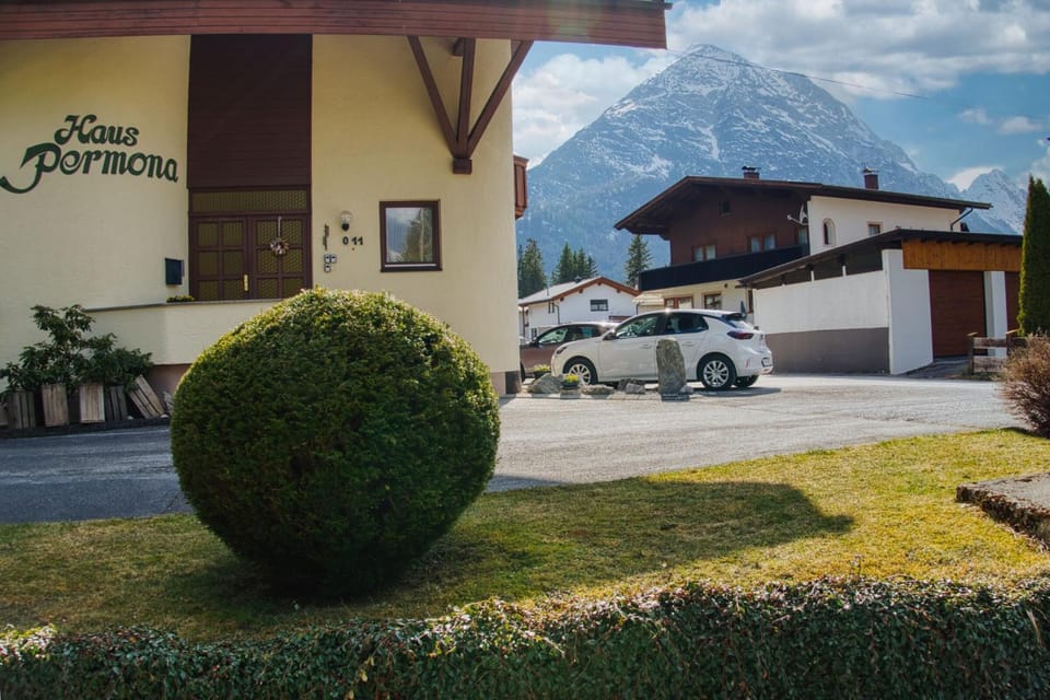 Property building, Spring, Neighbourhood, Garden, Mountain view, Parking