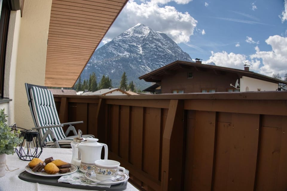 Balcony/Terrace, Mountain view