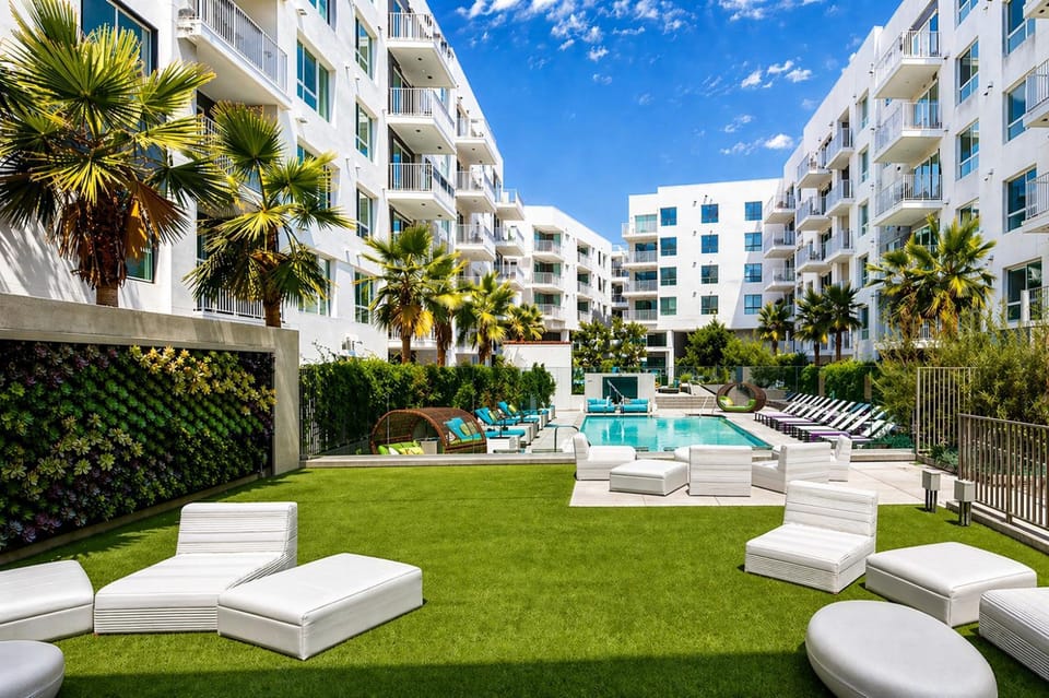 Luxury Hollywood Condo Skyline View Pool ,Jacuzzi , Gym& Parking Apartment in Hollywood