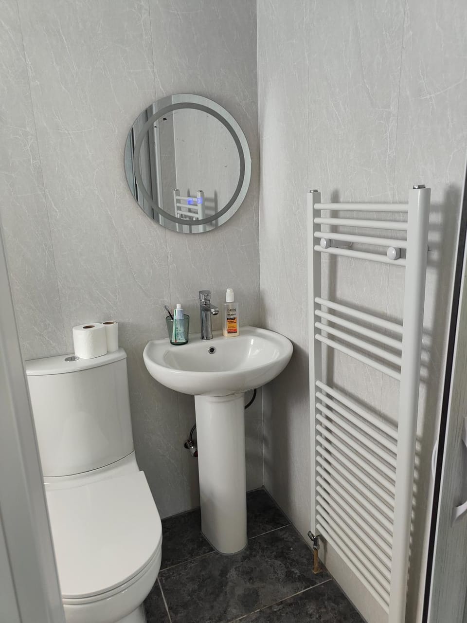 Single room with ensuite in Dundrum close to public transportation Vacation rental in Dublin