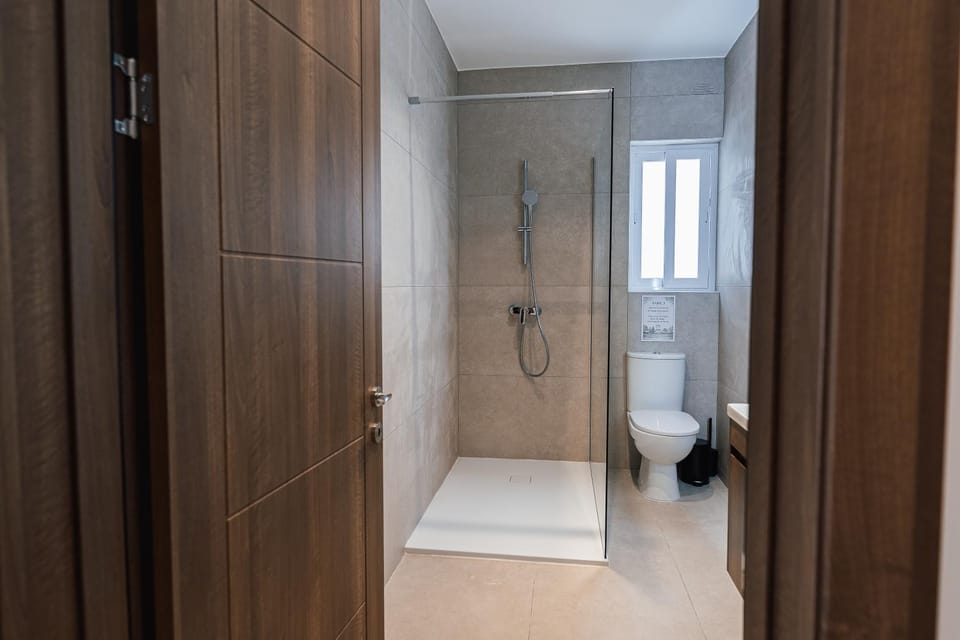 Shower, Toilet, Bathroom, towels