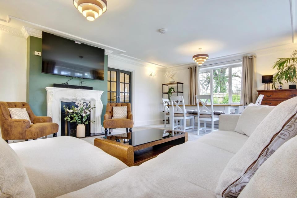 Victorian Gatehouse, Sleeps 11, Garden & Parking Villa in Ferndown