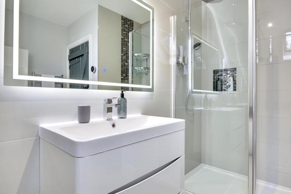 Victorian Gatehouse, Sleeps 11, Garden & Parking Villa in Ferndown