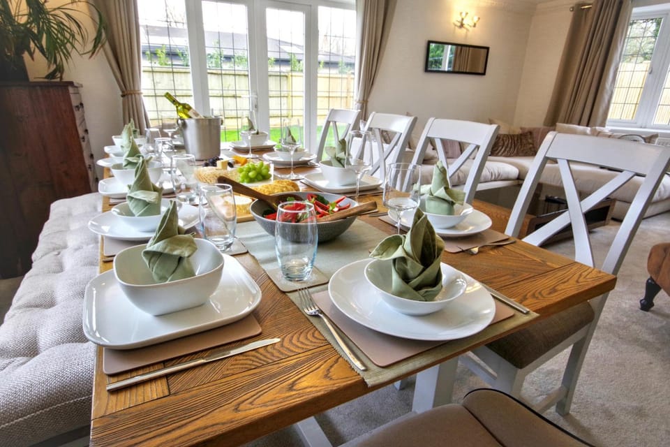 Victorian Gatehouse, Sleeps 11, Garden & Parking Villa in Ferndown