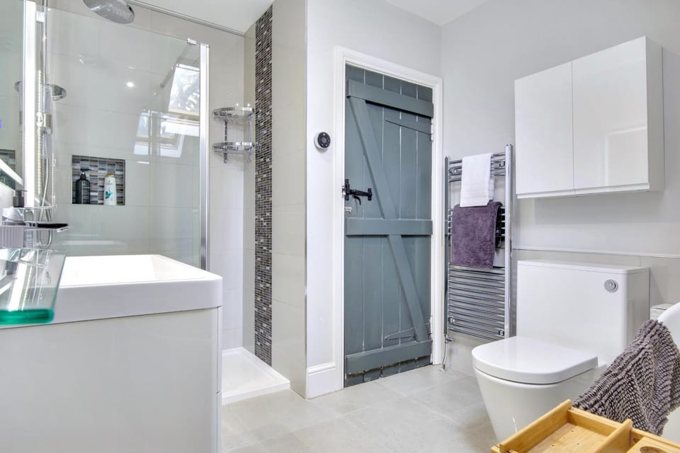 Victorian Gatehouse, Sleeps 11, Garden & Parking Villa in Ferndown