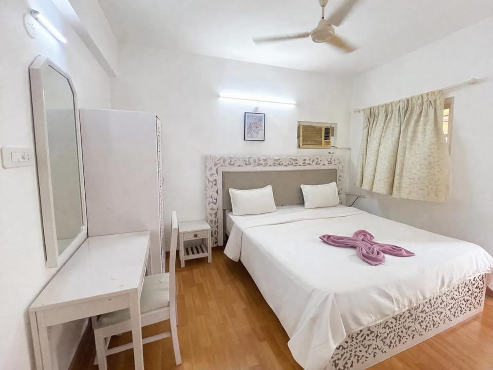 Bed, Bedroom, towels, wardrobe, air conditioner