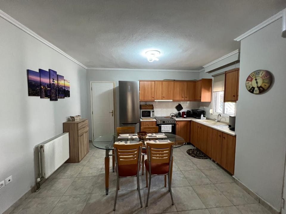 Dining area, microwave, oven, toaster, kitchen