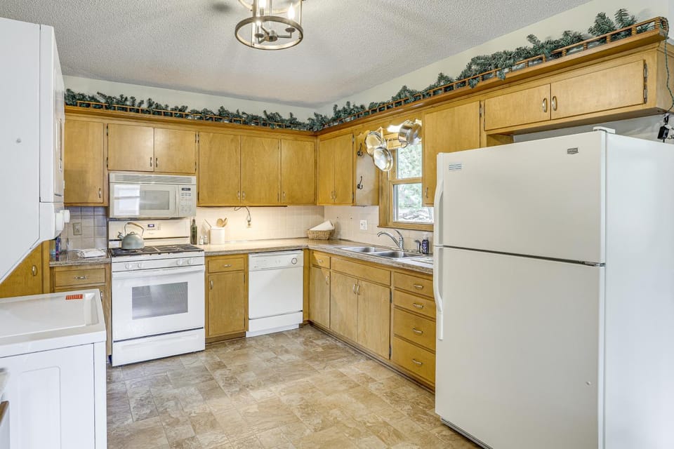 6 Mi to Arrowhead Stadium! Home w/ Screened Porch House in Independence