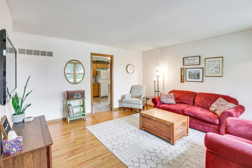 6 Mi to Arrowhead Stadium! Home w/ Screened Porch House in Independence