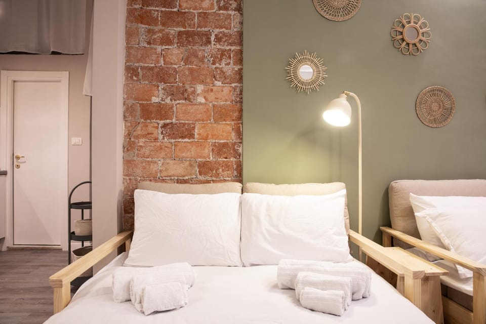 Bed, Decorative detail, towels