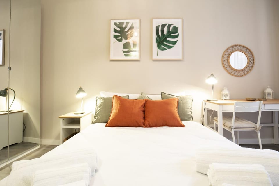 Bed, Photo of the whole room, Decorative detail, Seating area, Bedroom, wardrobe