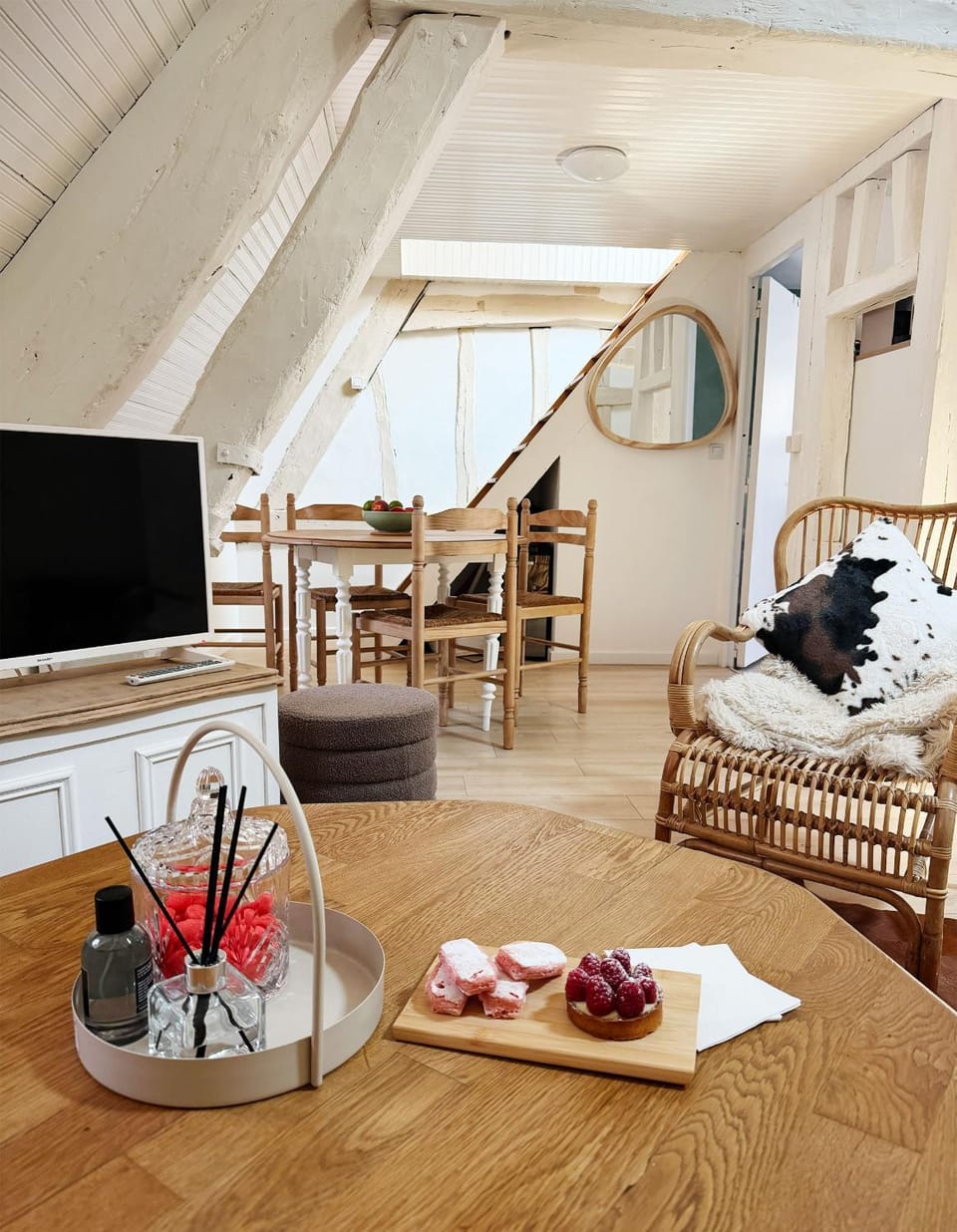 TV and multimedia, Living room, Food and drinks, Seating area, Dining area