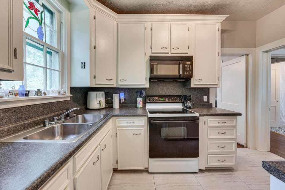 Private Deck & Yard: Pet-Friendly Noble Getaway House in Toledo Bend Reservoir