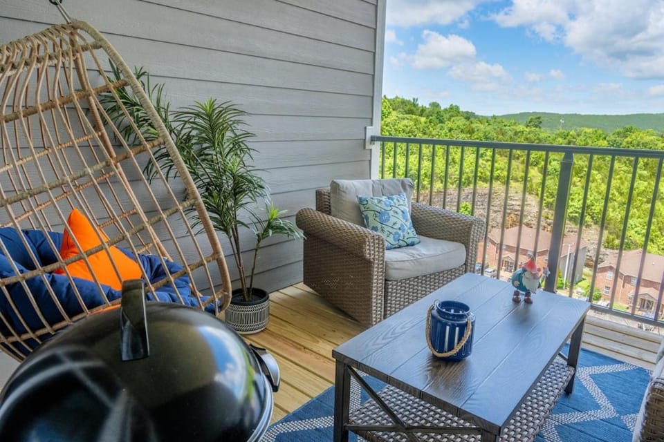 Heart of Branson Mins to SDC Arcade Pools King beds Apartment in Branson