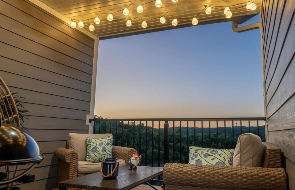 Heart of Branson Mins to SDC Arcade Pools King beds Apartment in Branson
