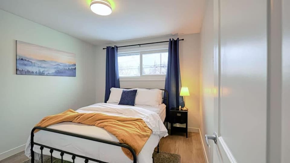 Cozy 2 Bedroom Suite Near Ctrain Mall and Downtown House in Calgary