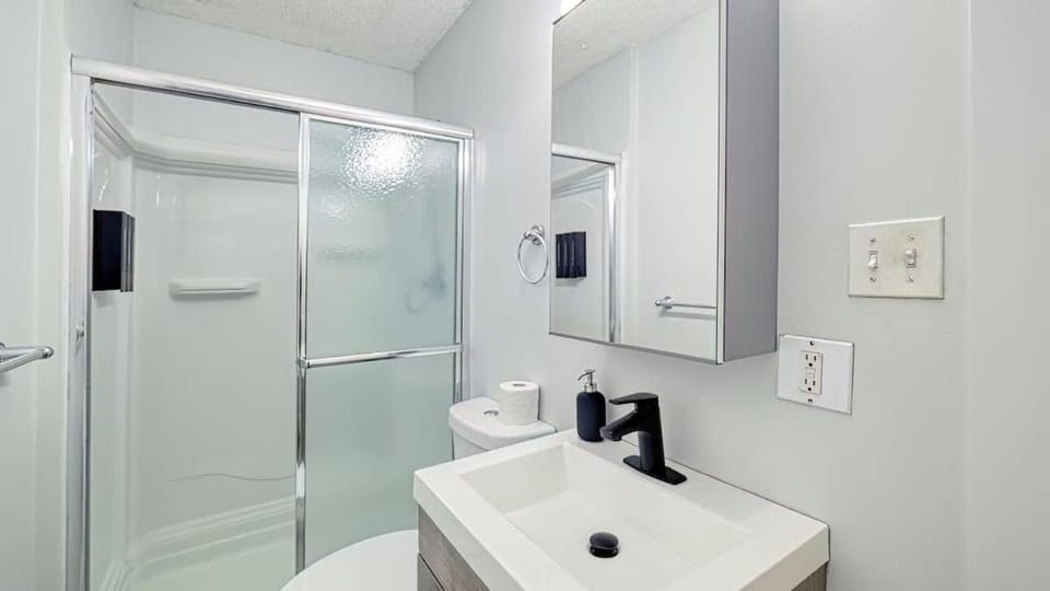 Cozy 2 Bedroom Suite Near Ctrain Mall and Downtown House in Calgary