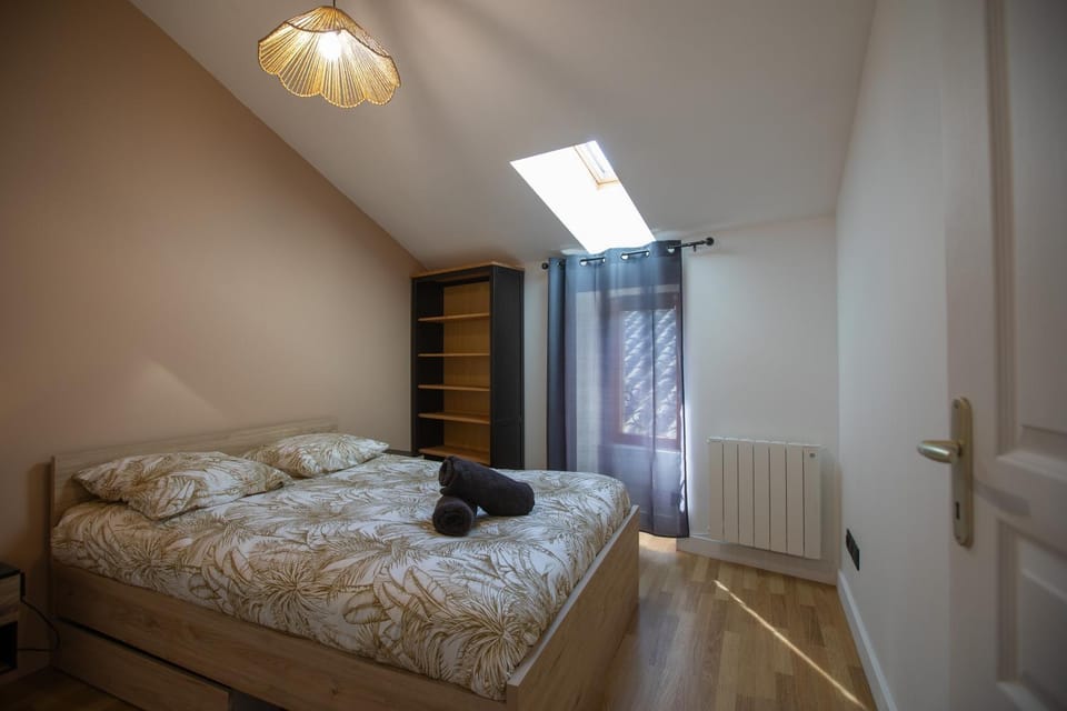 Bed, Photo of the whole room, Bedroom, internet